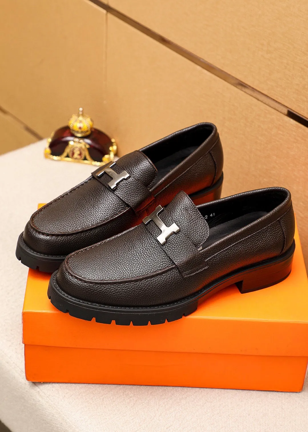 Men's shoes 💰460 💐 Product trademark: HERMES "Hermès" casual leather shoes Regular size: 39-44 (38.45🉑️customized) Product materials: Selected imported first-layer pebbled cowhide leather upper + classic hardware buckle, imported water-dyed 🐂 cowhide lining. Strong three-dimensional visual effect, non-slip and wear-resistant rubber outsole Color: 2⃣️colors available